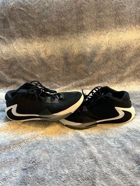 Nike Zoom Freak 1 Giannis Black Size 10.5 Euc